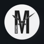 Reloj Redondo Mediano Monograma y nombre negrita personalizado moderno<br><div class="desc">Diseño de Monograma Moderno con letra monográfica personalizada "M" y nombre en negrita moderna sans serif estilo tipo de letra.</div>