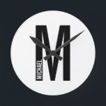 Reloj Redondo Mediano Monograma y nombre negrita personalizado moderno<br><div class="desc">Diseño de Monograma Moderno con letra monográfica personalizada "M" y nombre en negrita moderna sans serif estilo tipo de letra.</div>