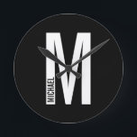 Reloj Redondo Mediano Monograma y nombre negrita personalizado moderno<br><div class="desc">Diseño de Monograma Moderno con letra monográfica personalizada "M" y nombre en negrita moderna sans serif estilo tipo de letra.</div>