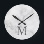 Reloj Redondo Mediano Monograma y nombre personalizados de mármol blanco<br><div class="desc">El Monograma y Diseño de Nombre Personalizados presenta un monograma y un nombre personalizados en el estilo clásico de tipo de letra serif. Los detalles de mármol se simulan en las obras de arte. Este producto no será fabricado con mármol real.</div>
