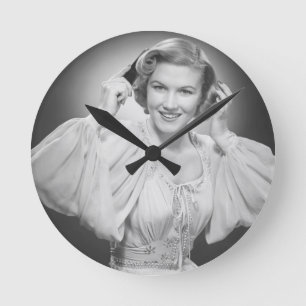 Reloj Redondo Mediano Mujer en el vestido 2