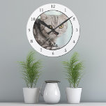 Reloj Redondo Mediano Muro del propietario del Mascota de la foto del ga<br><div class="desc">Personalice con la fotografía de su propio gato en este reloj de pared mascota personalizado y personalizar con su nombre en la parte inferior. Un hermoso regalo personalizado para un gatito propietario para inmortalizar su amor por su lindo gatito. Bordeado de blanco con números negros.</div>