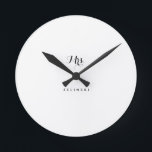 Reloj Redondo Mediano Muro Minimalista de caligrafía de guión de moda<br><div class="desc">Este sofisticado guión caligrafía minimalista pared de reloj es el regalo perfecto para presentarle a la futura novia una simple ducha de boda. El diseño presenta una hermosa caligrafía de fondo blanco.</div>