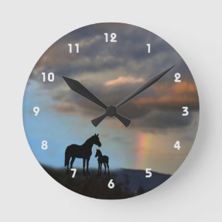 Reloj Redondo Mediano Mustang Mare salvaje y silueta callejera con arcoi