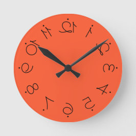 Reloj Redondo Mediano Naranja Quirky Con Números Desviados