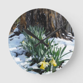 Reloj Redondo Mediano Narcisos amarillos en la nieve