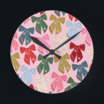 Reloj Redondo Mediano Navidades doblan la coqueta rosa<br><div class="desc">Navidades Coloridos se doblan - Cintas de Coquette - Fondo rosa.</div>