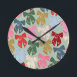 Reloj Redondo Mediano Navidades retro doblan coqueta<br><div class="desc">Navidades Coloridos se doblan - Cintas de Coquette - Fondo Verde Mint.</div>