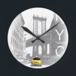 Reloj Redondo Mediano New York City Nyc Yellow Taxi Pop Art<br><div class="desc">New York City Nyc Yellow Taxi Brooklyn Bridge Pop Art Picture</div>