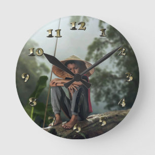 Reloj Redondo Mediano Niño asiático pescando