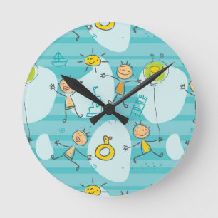 Reloj Redondo Mediano Niños lindos que juegan en el modelo de la playa