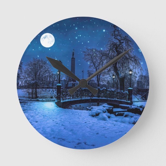 Reloj Redondo Mediano Noche de invierno mágica con cielo estrellado y lu (Anverso)