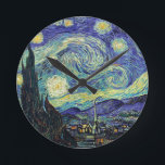 Reloj Redondo Mediano Noche estrellada de van Gogh<br><div class="desc">Van Gogh estaba obsesionado por el simbolismo de objetos luminosos y de color. La lámpara era un símbolo de calma y seguridad. La estrella simbolizaba la fe, y la luz de los gases, las realidades humanas. El azul ultramarino profundo era infinito, mientras el rojo y el verde expresaban "esas cosas...</div>