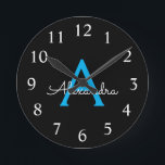 Reloj Redondo Mediano Nombra de monograma de guión azul negro<br><div class="desc">Reloj de nombres de monograma de escritura simple azul y negro. Esto hace que el dulce perfecto cumpleaños 16,  boda,  ducha de novia,  aniversario,  ducha de bebé o fiesta de soltera sea regalo para alguien que ama el lujo glam y los estilos de moda.</div>