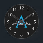 Reloj Redondo Mediano Nombra de monograma de guión azul negro<br><div class="desc">Reloj de nombres de monograma de escritura simple azul y negro. Esto hace que el dulce perfecto cumpleaños 16,  boda,  ducha de novia,  aniversario,  ducha de bebé o fiesta de soltera sea regalo para alguien que ama el lujo glam y los estilos de moda.</div>