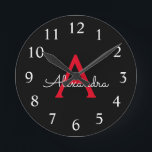 Reloj Redondo Mediano Nombra de monograma de guión negro rojo<br><div class="desc">Reloj de nombres de monograma de escritura simple rojo y negro. Esto hace que el dulce perfecto cumpleaños 16,  boda,  ducha de novia,  aniversario,  ducha de bebé o fiesta de soltera sea regalo para alguien que ama el lujo glam y los estilos de moda.</div>