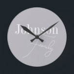 Reloj Redondo Mediano Nombre de familia moderna personalizada<br><div class="desc">Un diseño elegante, moderno, gris, personalizado, de nombre familiar. Está en gris de tendencia con tipografía de escritura elegante. Este diseño de moda es ideal como regalo personalizado o perfecto como una nueva adición a su decoración. Para personalizar, simplemente agregue su nombre en el cuadro de texto personalizar. Para cambiar...</div>