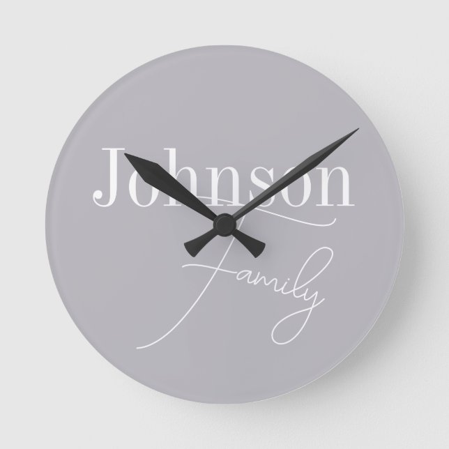 Reloj Redondo Mediano Nombre de familia moderna personalizada (Anverso)