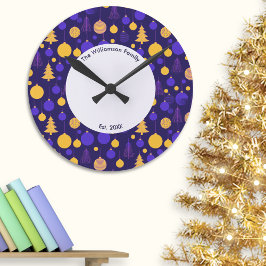 Reloj Redondo Mediano Nombre de familia moderno de Navidad en púrpura y 