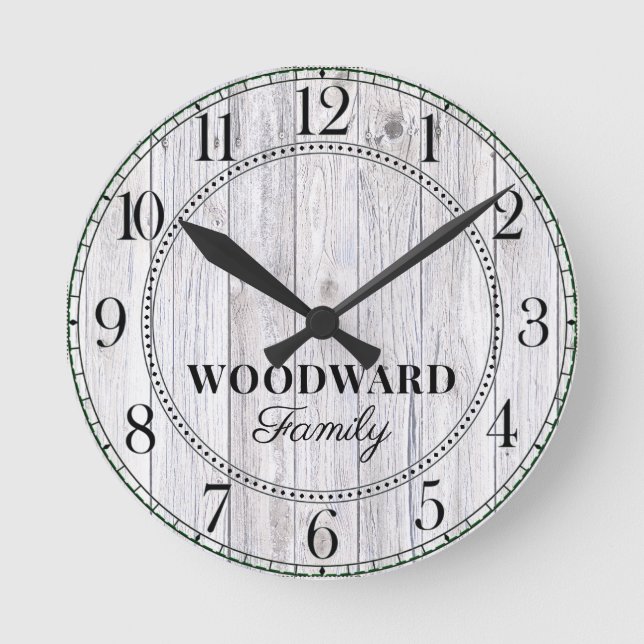 Reloj Redondo Mediano Nombre de familia personalizada Rustic Wood (Anverso)