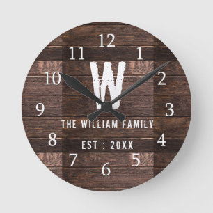 Reloj Redondo Mediano Nombre de la familia monogramada Rustic Wood
