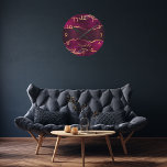 Reloj Redondo Mediano Nombre de mármol de agre de oro morado de Borgoña<br><div class="desc">Una ágata dorada borgoña,  violeta y falsa,  con una huella de piedra de mármol como fondo. Personaliza y agrega tu nombre. El nombre está escrito con una escritura de estilo con letras a mano moderna.</div>
