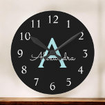 Reloj Redondo Mediano Nombre de monograma Aqua Blue Script Verde azulado<br><div class="desc">Reloj de nombre de monograma Aqua Verde azulado Blue y Gold Simple Script. Esto hace el regalo perfecto dulce de 16 años,  boda,  ducha de novia,  aniversario,  ducha de bebé o fiesta de soltera para alguien que ama el lujo glam y los estilos de moda.</div>