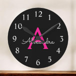 Reloj Redondo Mediano Nombre de monograma de guion negro rosado caliente<br><div class="desc">Reloj de nombres de monograma de escritura simple rosa y negra caliente. Esto hace el regalo perfecto dulce de 16 años,  boda,  ducha de novia,  aniversario,  ducha de bebé o fiesta de soltera para alguien que ama el lujo glam y los estilos de moda.</div>