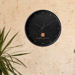 Reloj Redondo Mediano Nombre de monograma elegante de oro negro personal<br><div class="desc">Reloj de pared redondeado monogramado de lujo con un fondo de cuero negro y un falso cuadrado metálico de cobre dorado con nombre de firma de guión elegante e iniciales de monograma. Fácil de personalizar con sus iniciales y nombres personales o empresariales. Puede ser un regalo personalizado y elegante para...</div>