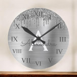 Reloj Redondo Mediano Nombre de monograma Metalizado cepillado por Purpu<br><div class="desc">El Relieve metalizado Silver Faux Metallic Sparkle Purpurina Cepillado Monograma Metalizado y Reloj Pared de Lujo Inicial. Esto hace el regalo perfecto dulce de 16 años,  boda,  ducha de novia,  aniversario,  ducha de bebé o fiesta de soltera para alguien que ama el lujo glam y los estilos de moda.</div>