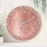 Reloj Redondo Mediano Nombre del monograma del Purpurina Metalizado cepi<br><div class="desc">Personaliza fácilmente este diseño de moda de moda y gran reloj con un purpurina bonito rosa de oro brillante sobre un fondo metálico rosa de color dorado.</div>