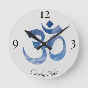 Reloj Redondo Mediano Nombre en azul cielo nubes Om símbolo 8-in Acrílic
