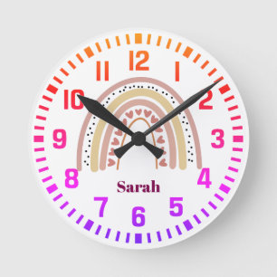 Reloj Redondo Mediano Nombre personalizado de Guay: arcoiris y corazones