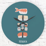 Reloj Redondo Mediano Nombre personalizado de sushi japonés<br><div class="desc">Platos deliciosos de sushi en un fondo verde. Personalizar cambiando o eliminando el nombre.</div>