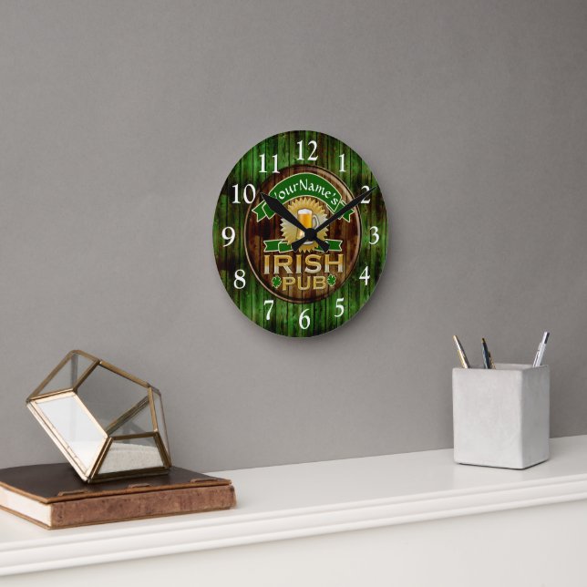 Reloj Redondo Mediano Nombre personalizado: Rótulo de pub irlandés St. P (Oficina)