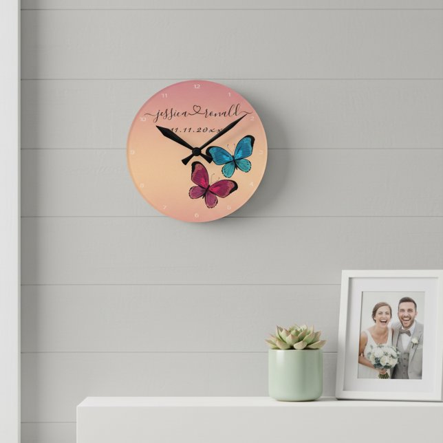 Reloj Redondo Mediano Nombres y Fecha Regalo de Boda Personalizado Rosa  (Stylish personalized wall clock for newlyweds. Rose gold chic and delicate butterflies.)