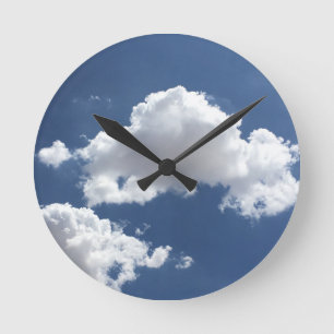 Reloj Redondo Mediano Nubes en un cielo azul