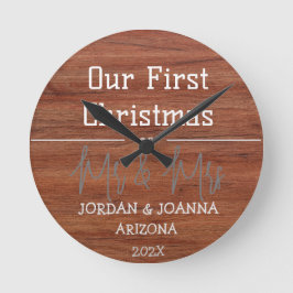 Reloj Redondo Mediano Nuestra primera Navidad, Sr. y Sra. Newlywoed