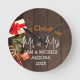 Reloj Redondo Mediano Nuestra primera Navidad, Sr. y Sra. Newlywoed
