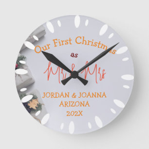 Reloj Redondo Mediano Nuestra primera Navidad, Sr. y Sra. Newlywoed Whit