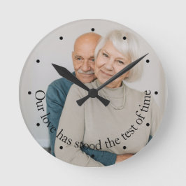 Reloj Redondo Mediano Nuestro Amor Personalizado Ha Mantenido La Prueba