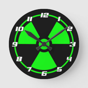 Reloj Redondo Mediano Números verdes del símbolo de radiación nuclear ra