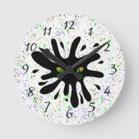 Ojos de gato mirando un negro