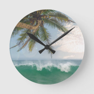 Reloj Redondo Mediano Ola del Océano Tropical y Palma de Coco