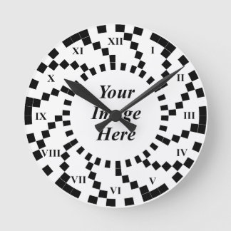 Reloj Redondo Mediano Ola espiral numérica romana por Kenneth Yoncich