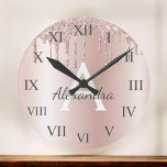 Reloj Redondo Mediano Oro Rosa - Nombre Metalizado del monograma del Pur<br><div class="desc">Oro Rosa - Rubor Pink Faux Relieve metalizado Metallic Sparkle Purpurina Cepillado Monograma Metalizado y reloj de pared de lujo inicial. Esto hace que el dulce perfecto cumpleaños 16, boda, ducha de novia, aniversario, ducha de bebé o fiesta de soltera sea regalo para alguien que ama el lujo glam y...</div>