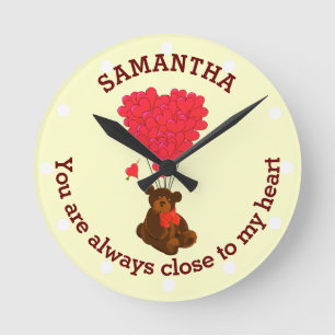 Reloj Redondo Mediano Oso de peluche romántico y corazón rojo personaliz