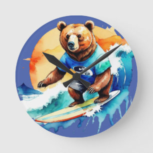 Reloj Redondo Mediano Oso gracioso surfeando en camiseta