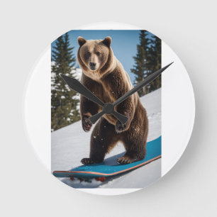 Reloj Redondo Mediano Oso Pardo en Snowboard con Equipo de Invierno