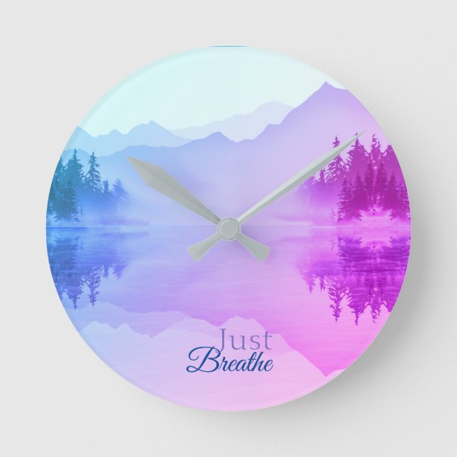 Reloj Redondo Mediano Paisaje boscoso de las montañas azul N rosado (Anverso)